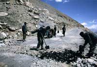 Cantonieri presso il Khardung La, 5350 m