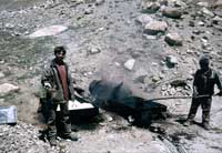 Cantonieri al lavoro presso il Khardung La, 5350 m