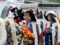 Signore in costume tradizionale