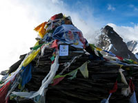 Il chorten di vetta avvolto dalle bandiere