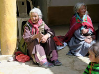 Vecchie nel cortile del gompa di Korzok