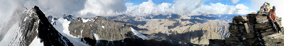 Panoramica a 180° dalla vetta del Kang Yatse II sulla valle di Markha