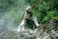 Lungo la strada da Gangtok a Phodong, lavori in corso per frana