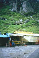 Negozietti in riva al lago di Tsango