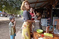 Parrucchiera del villaggio di Tomotha (o 
Nakham Noi) sul Mekong