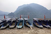 Barche in riva al lago di Ba Be