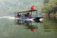 Barca in navigazione sul lago di Ba Be