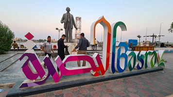 Monumento lungo la corniche di Bassora