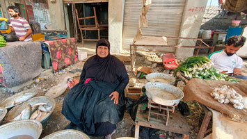 Pescivendola nel Suq di Bassora