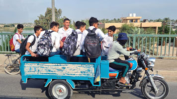 Trasporto pubblico lungo un ponte sull'Eufrate