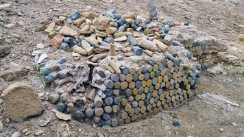 Resti di un muro decorato con coni colorati di un tempio di Uruk