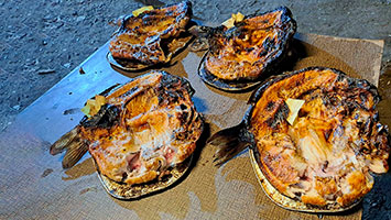 Specialità di pesce alla brace 'Masgouf' in un ristorante di Baghdad