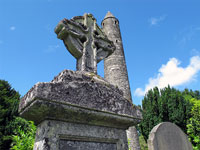 Croce e campanile a Glendalough