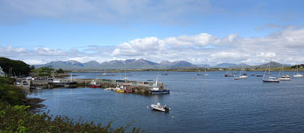 Il porticciolo di Roundstone con i 'Twelve Bens' sullo sfondo