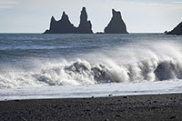 Faraglioni sulla spiaggia di Vik