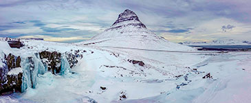 Panorama invernale delle cascate di Kirkjufellsfoss a Grundarfjörður