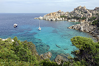 L'azzurro mare di Cala Spinosa a Capo Testa