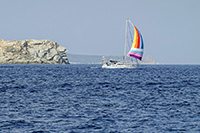 Barca a vela al largo di Spargi