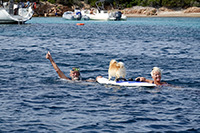 Bagno col cane a Cala Ferrigno (Spargi)