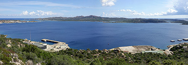 Panoramica di Caprera da Santo Stefano, in primo piano l'ex base navale
