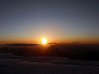Il sole sorge sul col della Brenva
