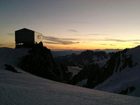 Il bivacco Vallot all'alba