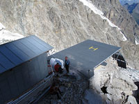Il rifugio invernale e la piazzola dell'H