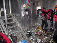 L'interno cosparso di rifiuti della Vallot