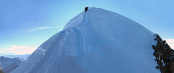 La cresta delle Bosses verso la vetta del Monte Bianco