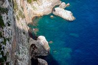 Dettaglio della falesia a picco sul mare