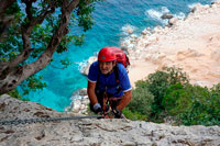 Sante su di un passaggio in ferrata