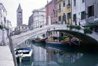 Un canale con barcone ortofrutta