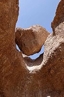 Masso incastrato al canyon di Charyn