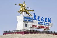 Monumento equestre lungo la A-351 al passo di Kegen