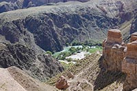 Il fiume sul fondo del canyon di Charyn