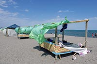 Ombrelloni in spiaggia al lago Kapchagay