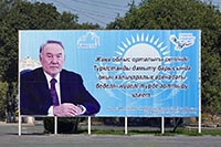 Manifesto dell('ex) Presidente Nursultan Nazarbaev a Turkistan