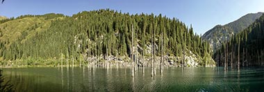 Panorama del lago di Kaindy nei pressi di Saty