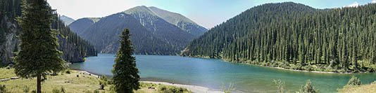 Panoramica del lago di Kolsai superiore