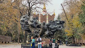 Monumento alla seconda guerra mondiale nel centro di Almaty