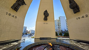 Monumento alla seconda guerra mondiale nel centro di Aqtau