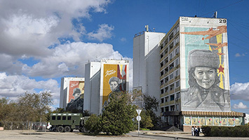 Personaggi storici russi sui condomini di Aqtau