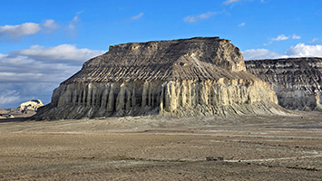 Montagna a forma di cattedrale dietro al monte Sherkala