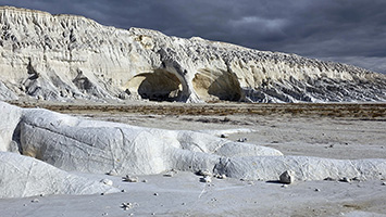 Caverne comunicanti nella falesia di Tuzbaif