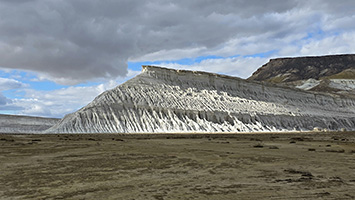 Falesia a forma di prua di nave a Tuzbaif