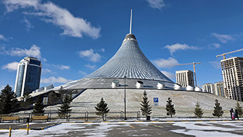 Il padiglione del centro commerciale Khan Shatyr in centro ad Astana