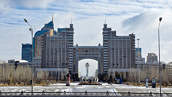 La torre Baiterek in lontananza nell'arco del palazzo del petrolio e del gas