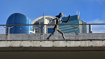 Statua al centro del ponte della Qabanbay Batyr Avenue