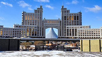 Il padiglione Khan Shatyr spunta dietro al palazzo del petrolio e del gas