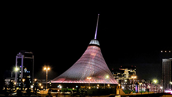 Il padiglione del centro commerciale Khan Shatyr di notte